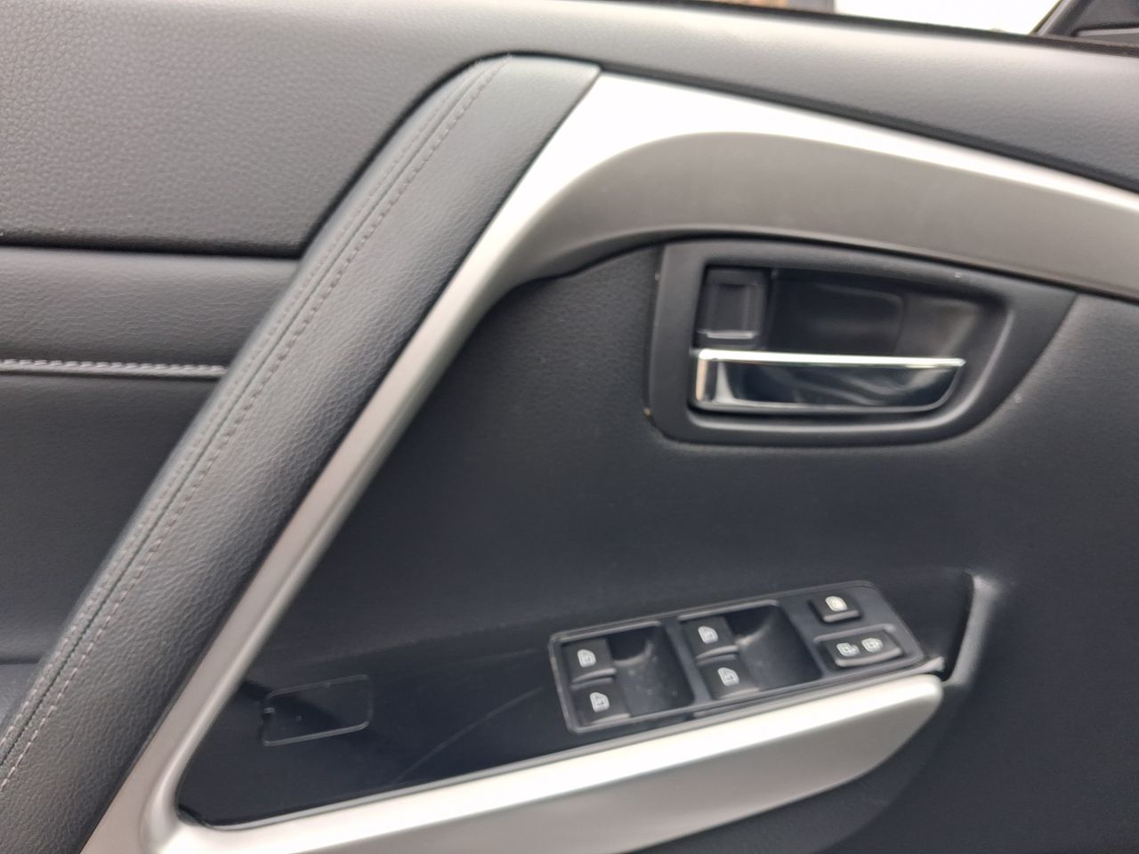 Mitsubishi Montero Sport — foto 14 de 29
