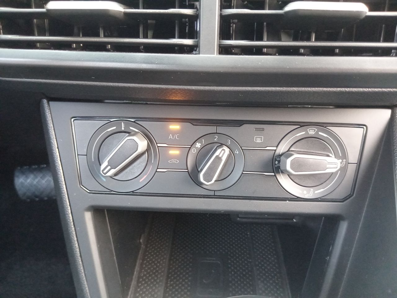 VOLKSWAGEN - 29