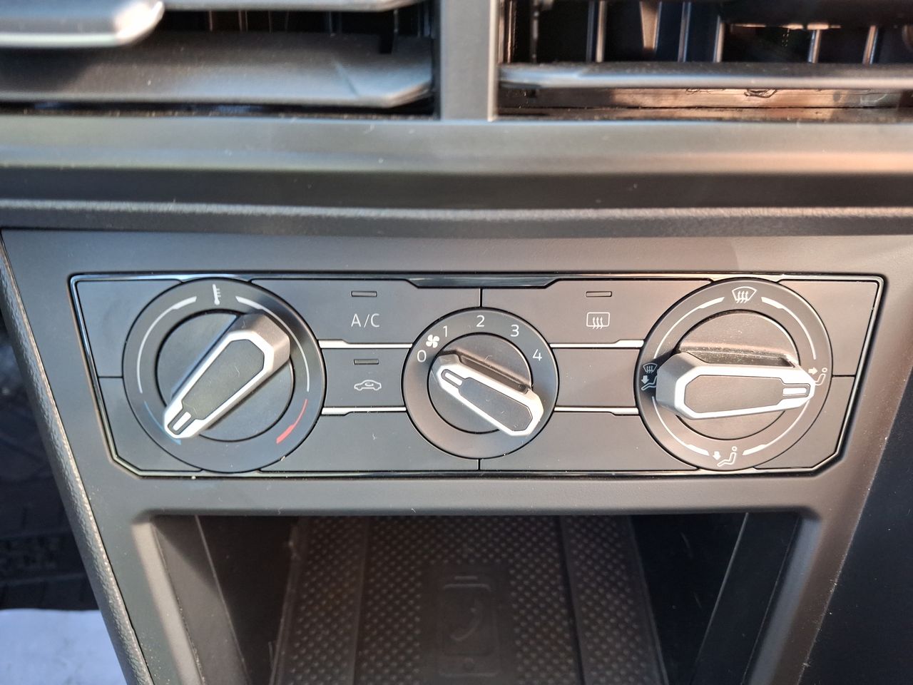 VOLKSWAGEN - 29