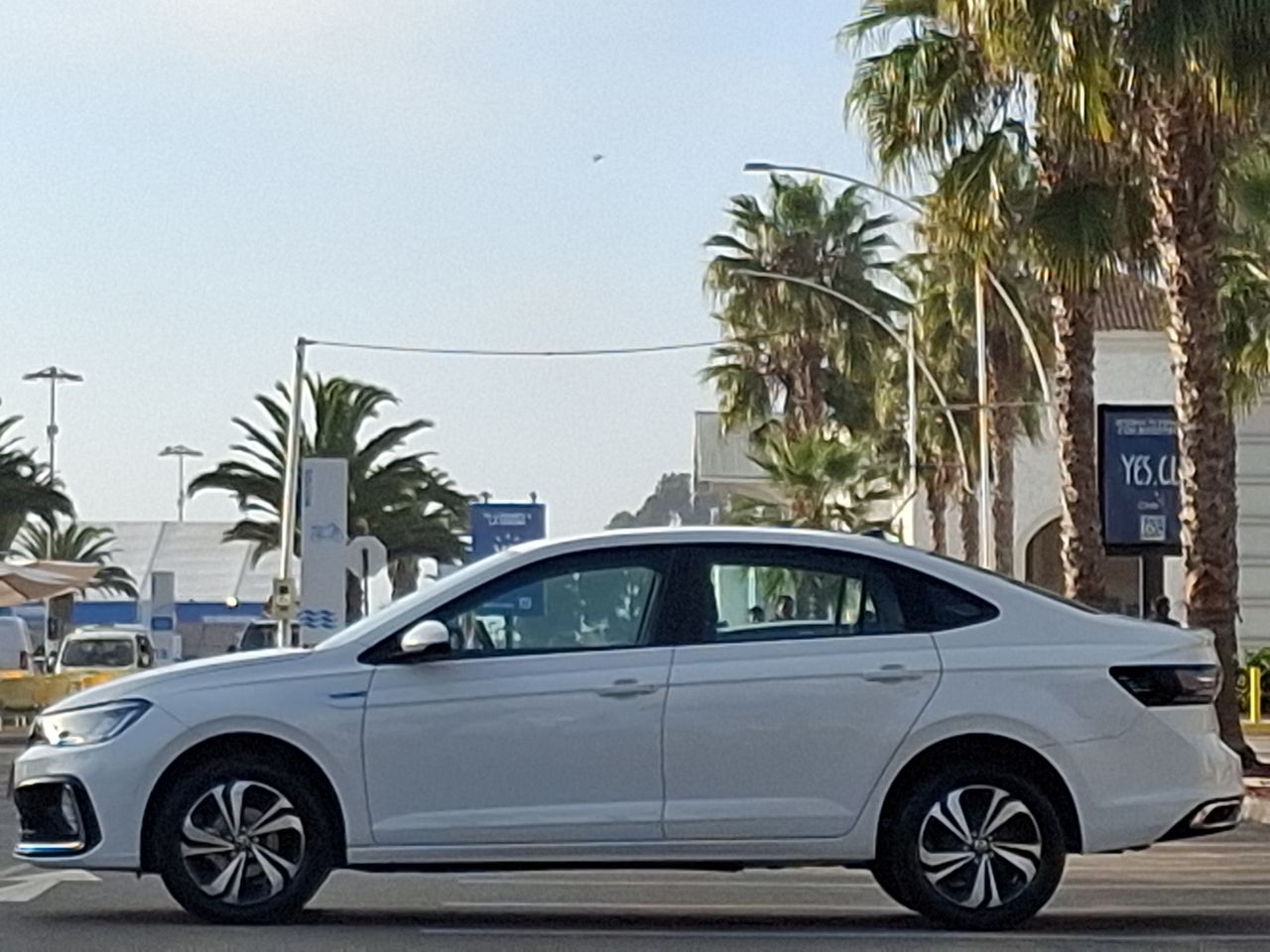 VOLKSWAGEN - 4