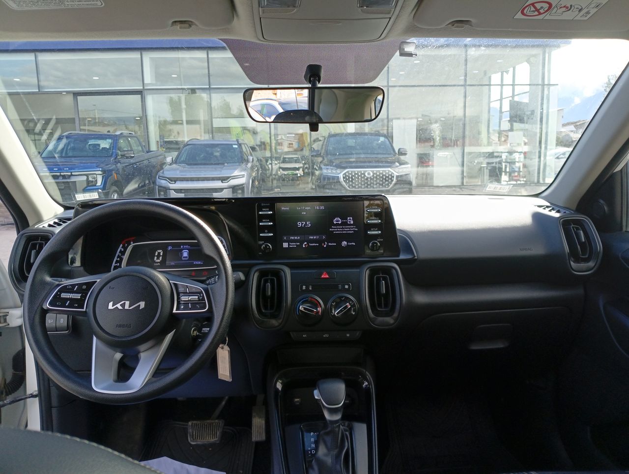 KIA Sonet — foto 23 de 26