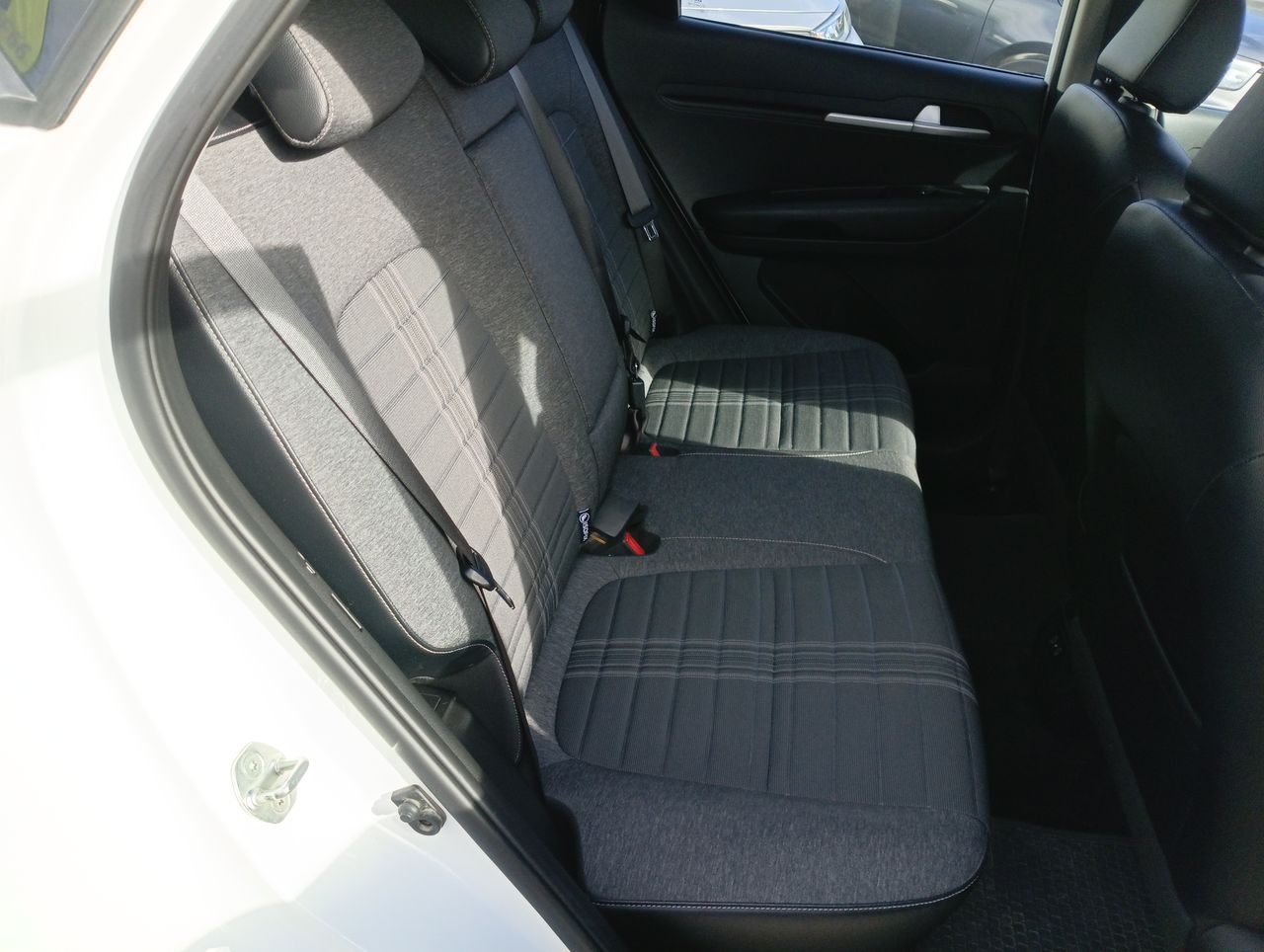 KIA Sonet — foto 25 de 26