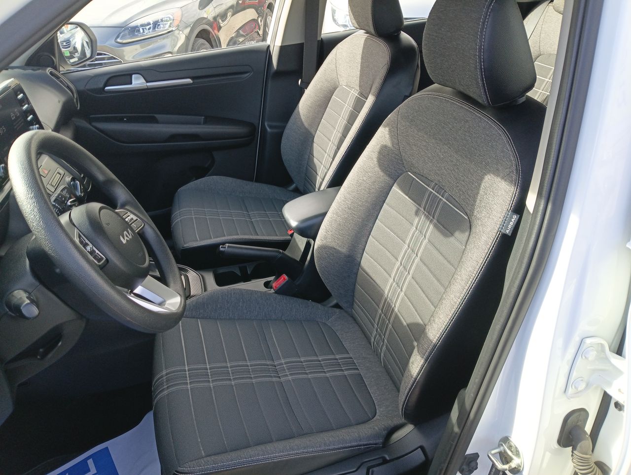 KIA Sonet — foto 15 de 26