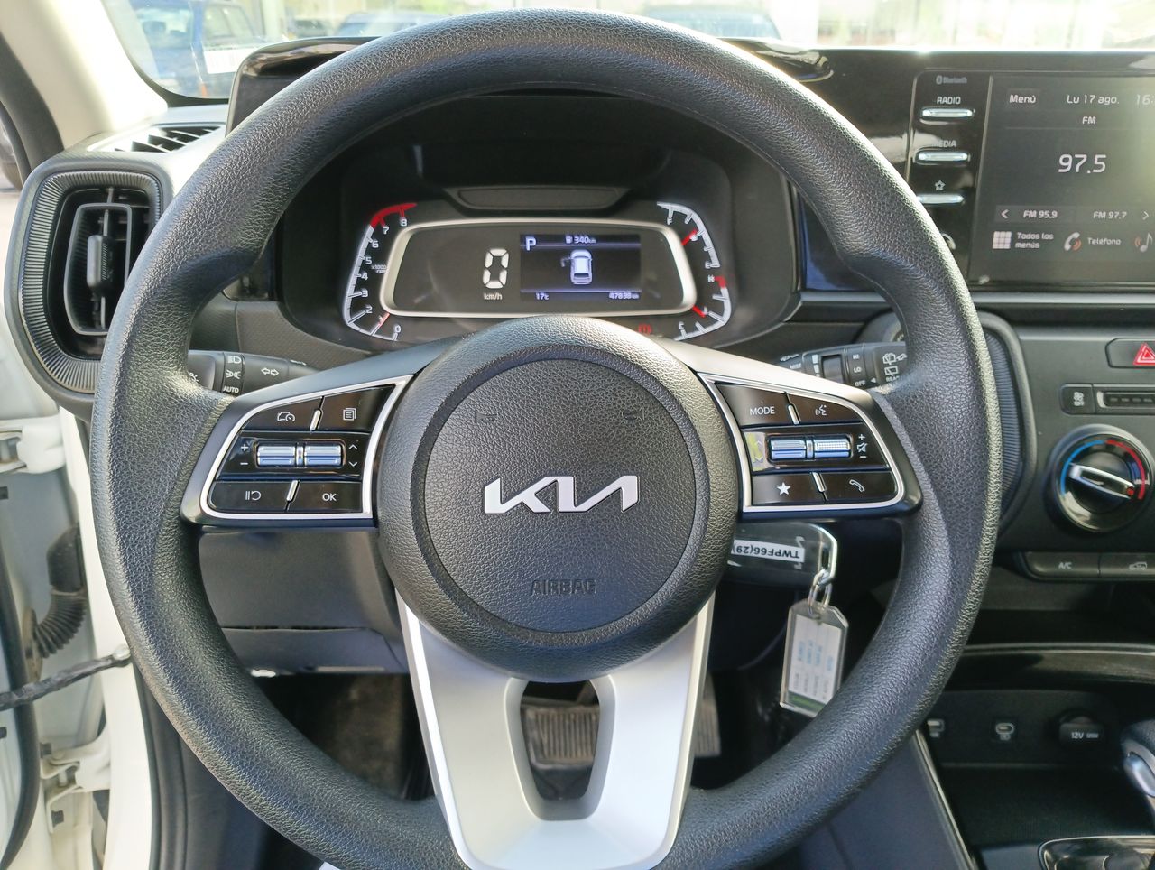 KIA Sonet — foto 16 de 26