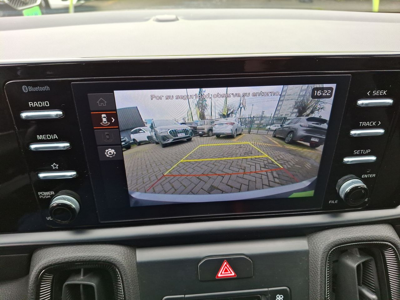 KIA Sonet — foto 21 de 26