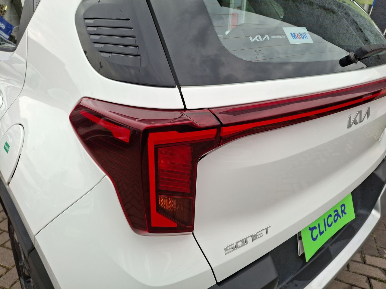 KIA Sonet — foto 12 de 26