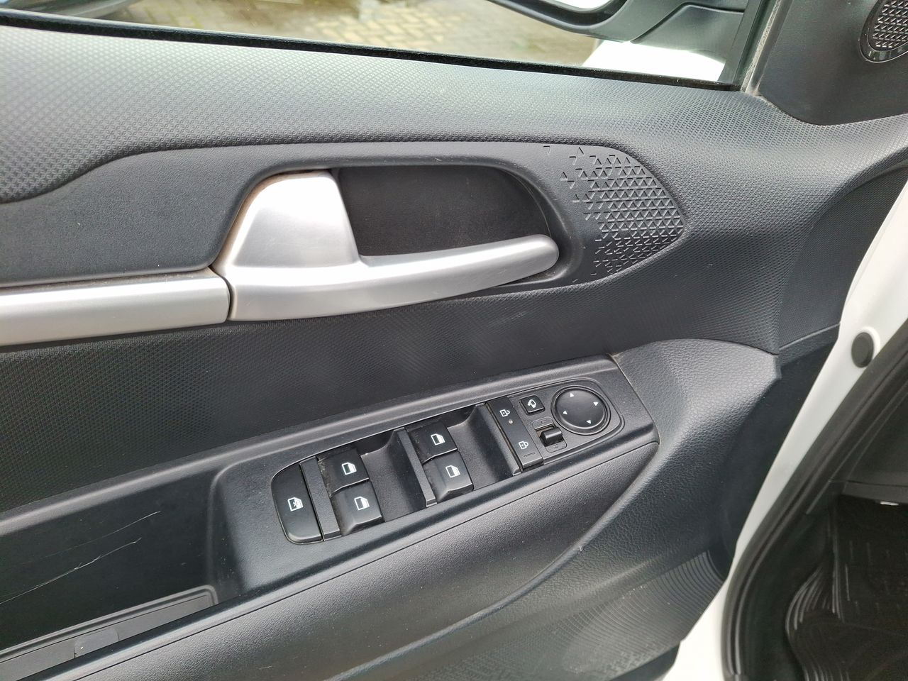 KIA Sonet — foto 14 de 26