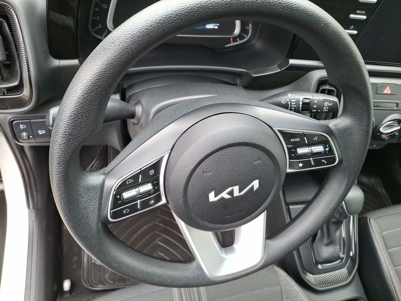 KIA Sonet — foto 17 de 26