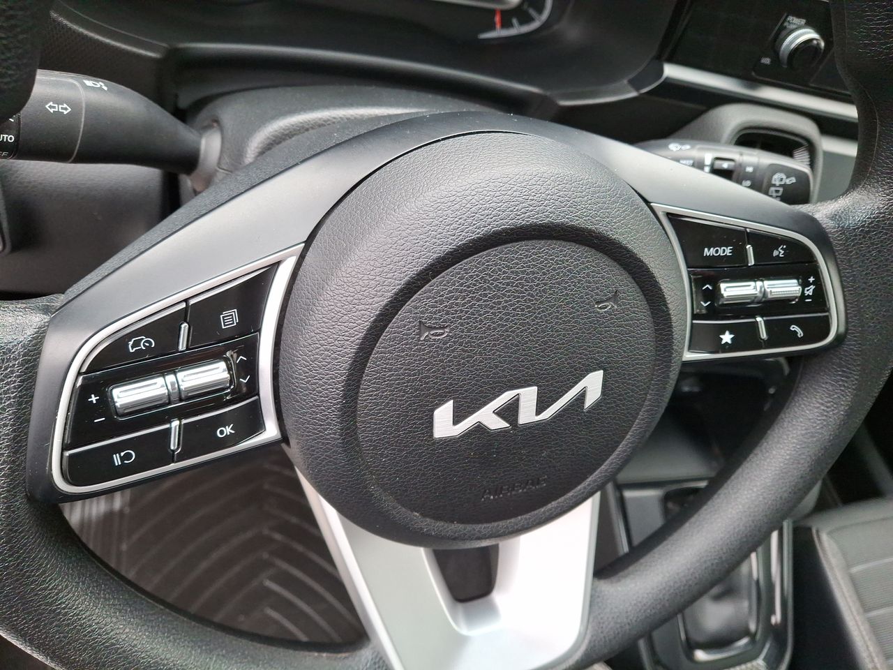 KIA Sonet — foto 18 de 26