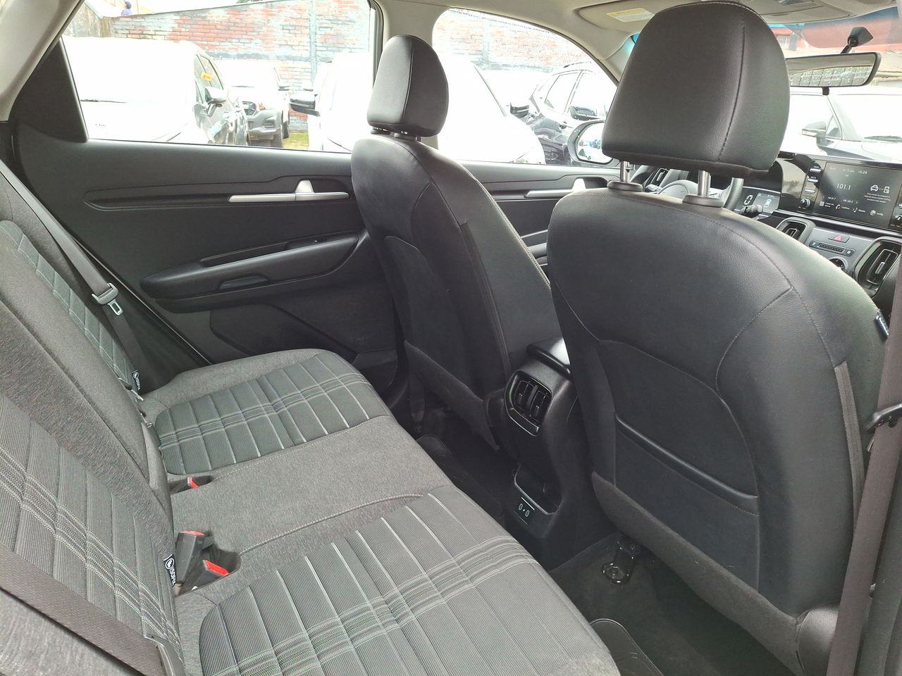 KIA Sonet — foto 8 de 26