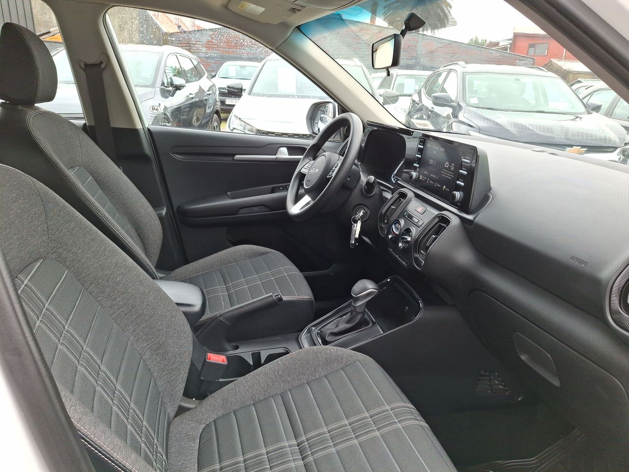 KIA Sonet — foto 9 de 26