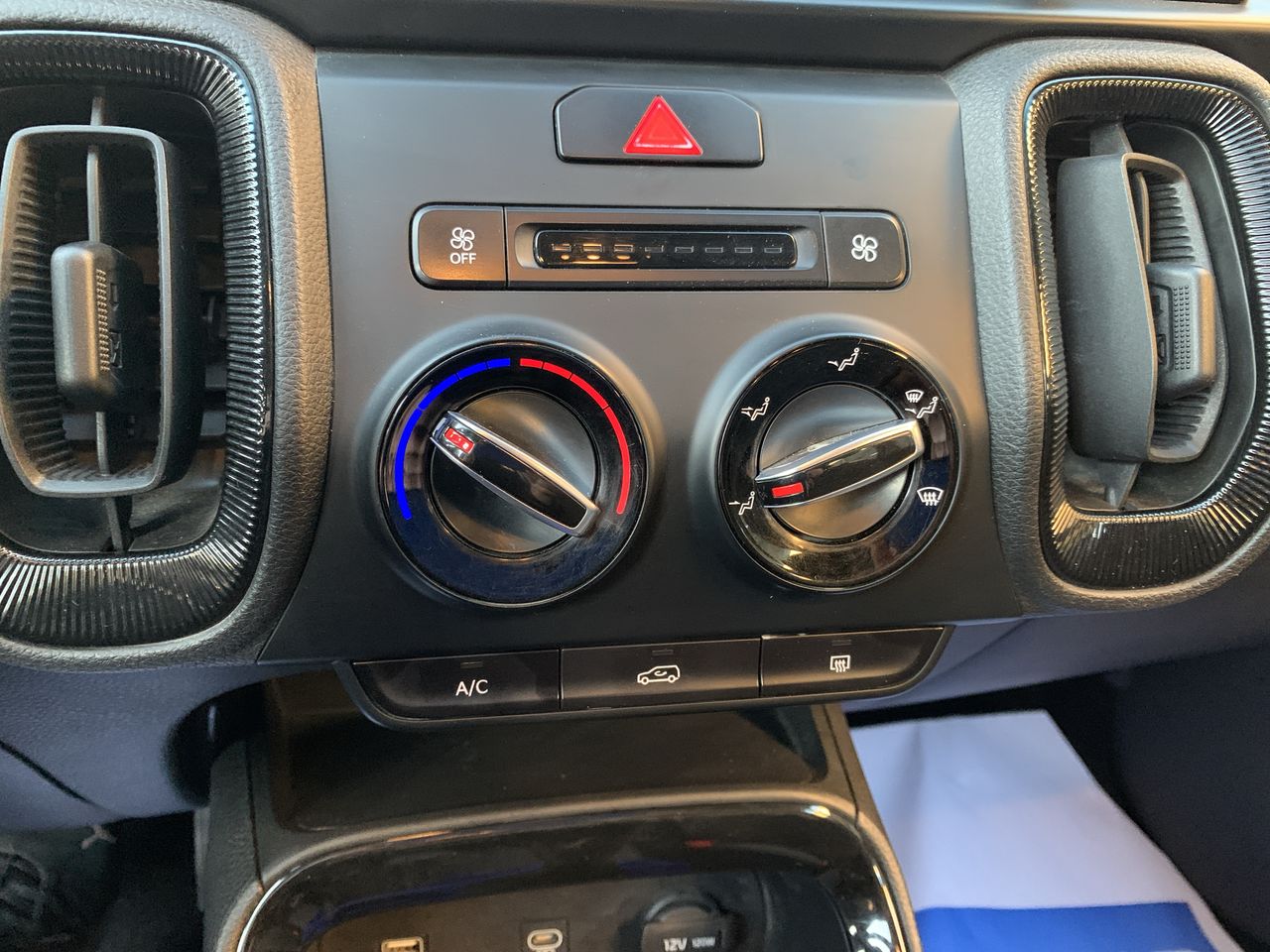 KIA Sonet — foto 22 de 26