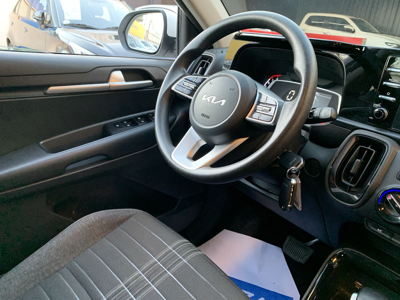 KIA Sonet — foto 8 de 26