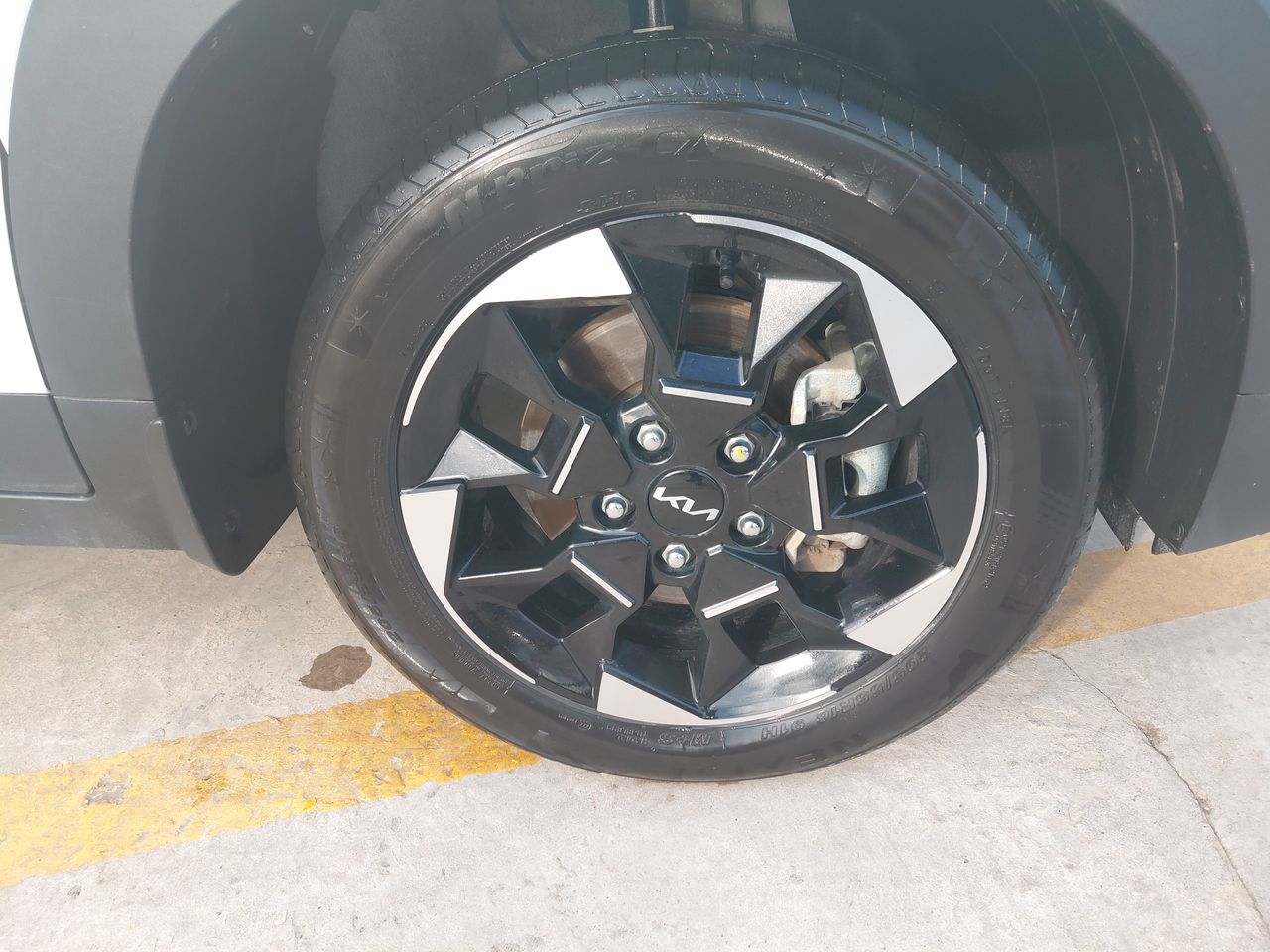 KIA Sonet — foto 18 de 36