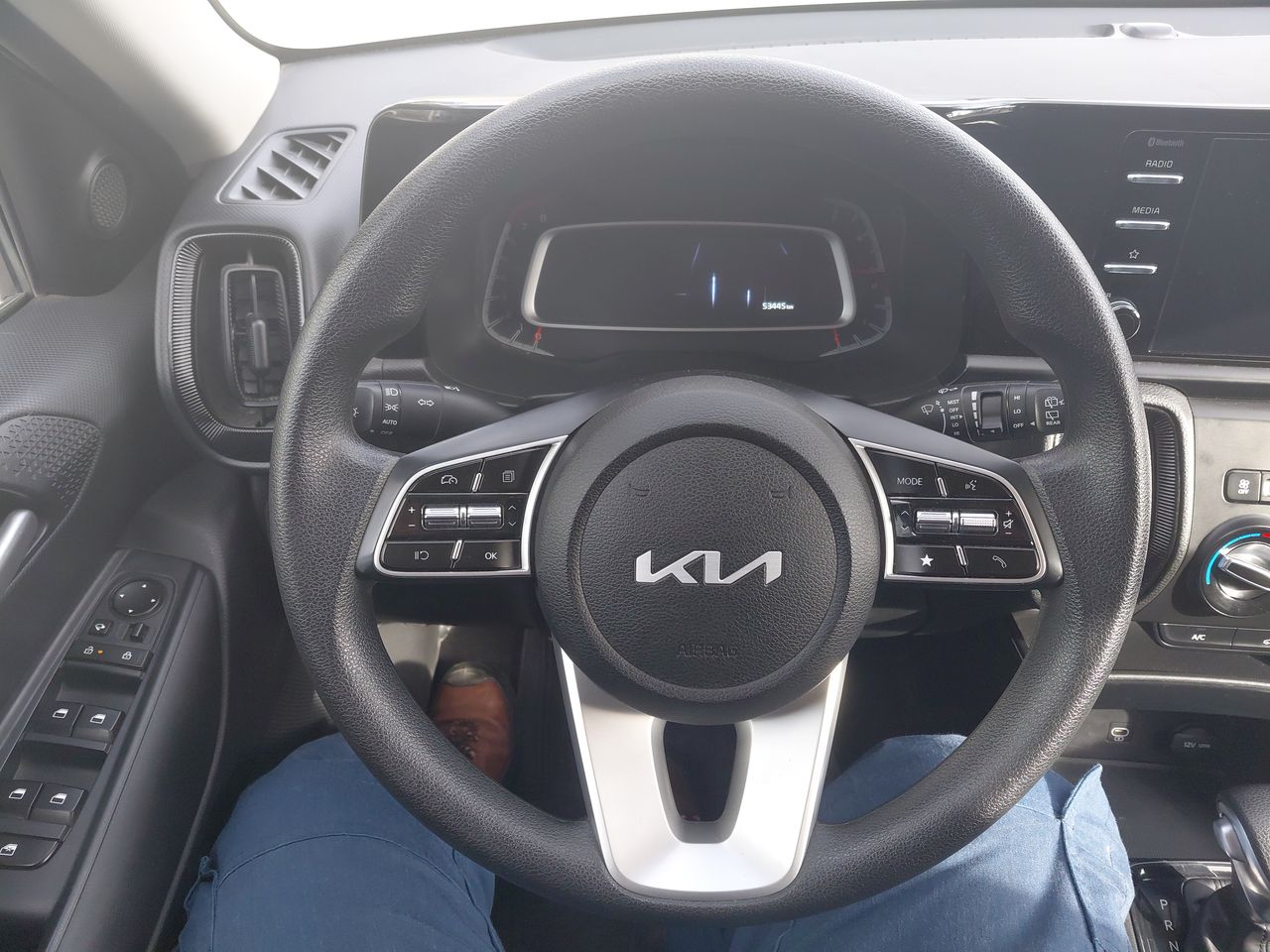 KIA Sonet — foto 27 de 36