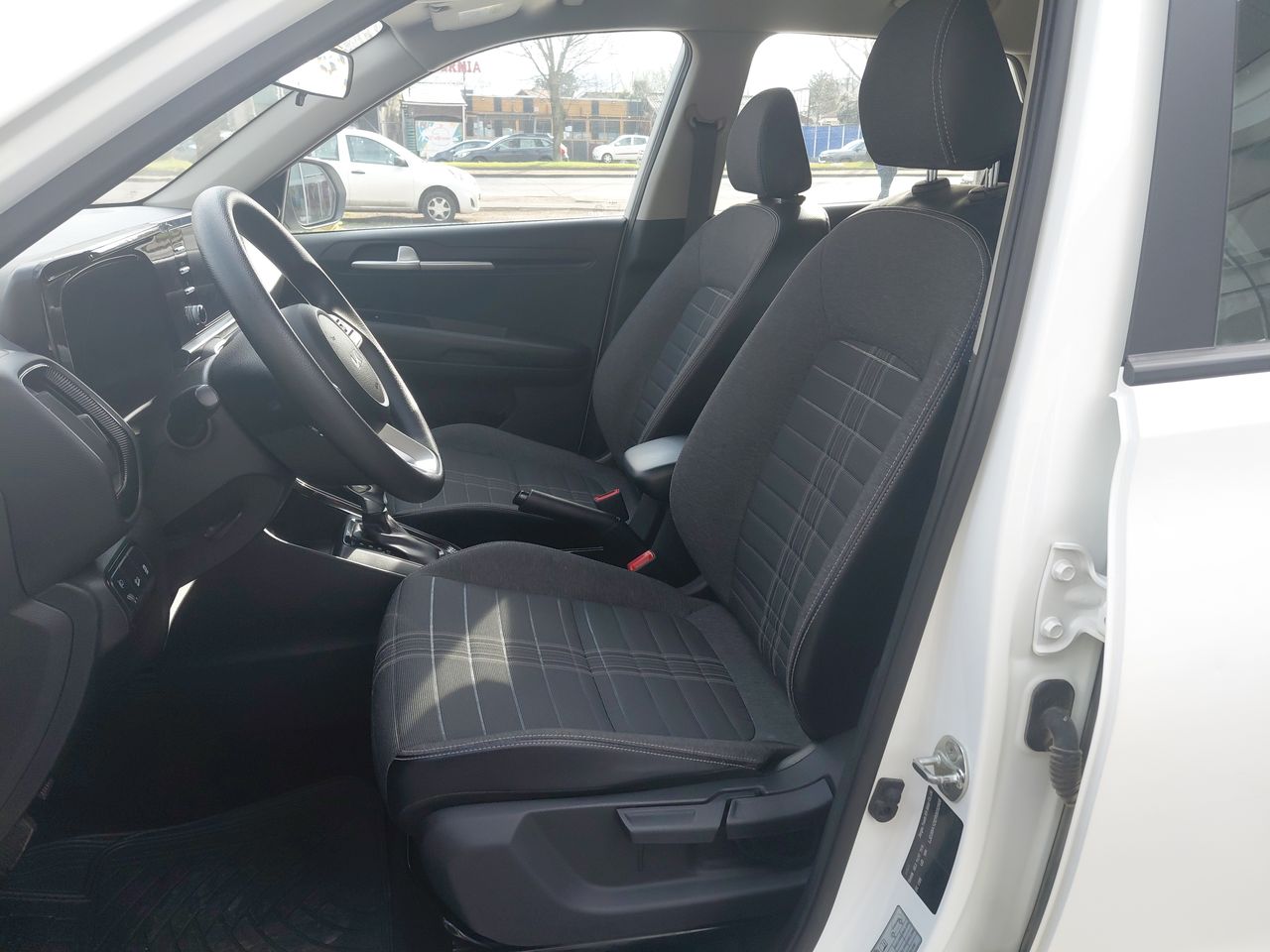 KIA Sonet — foto 26 de 36