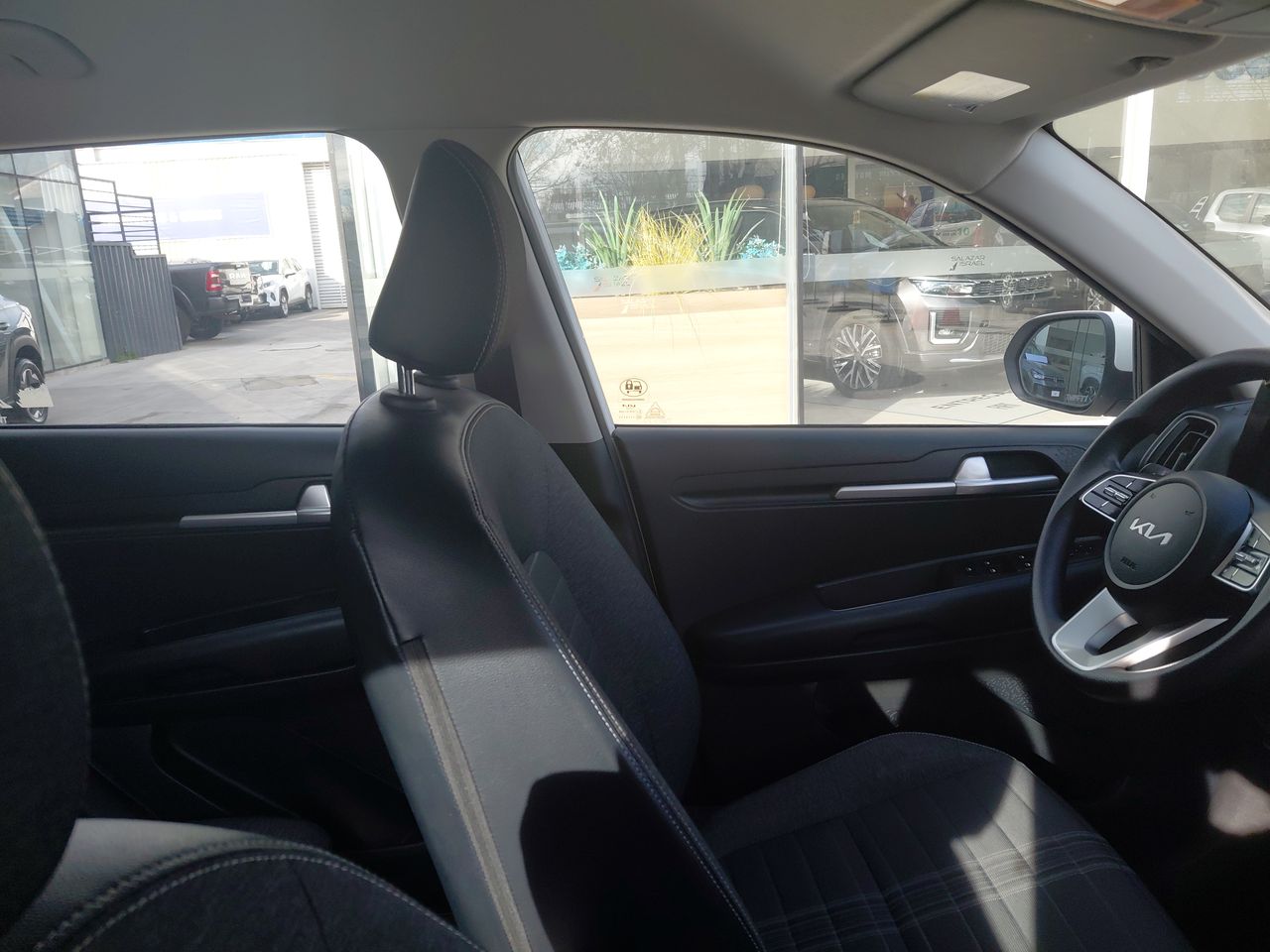 KIA Sonet — foto 16 de 36