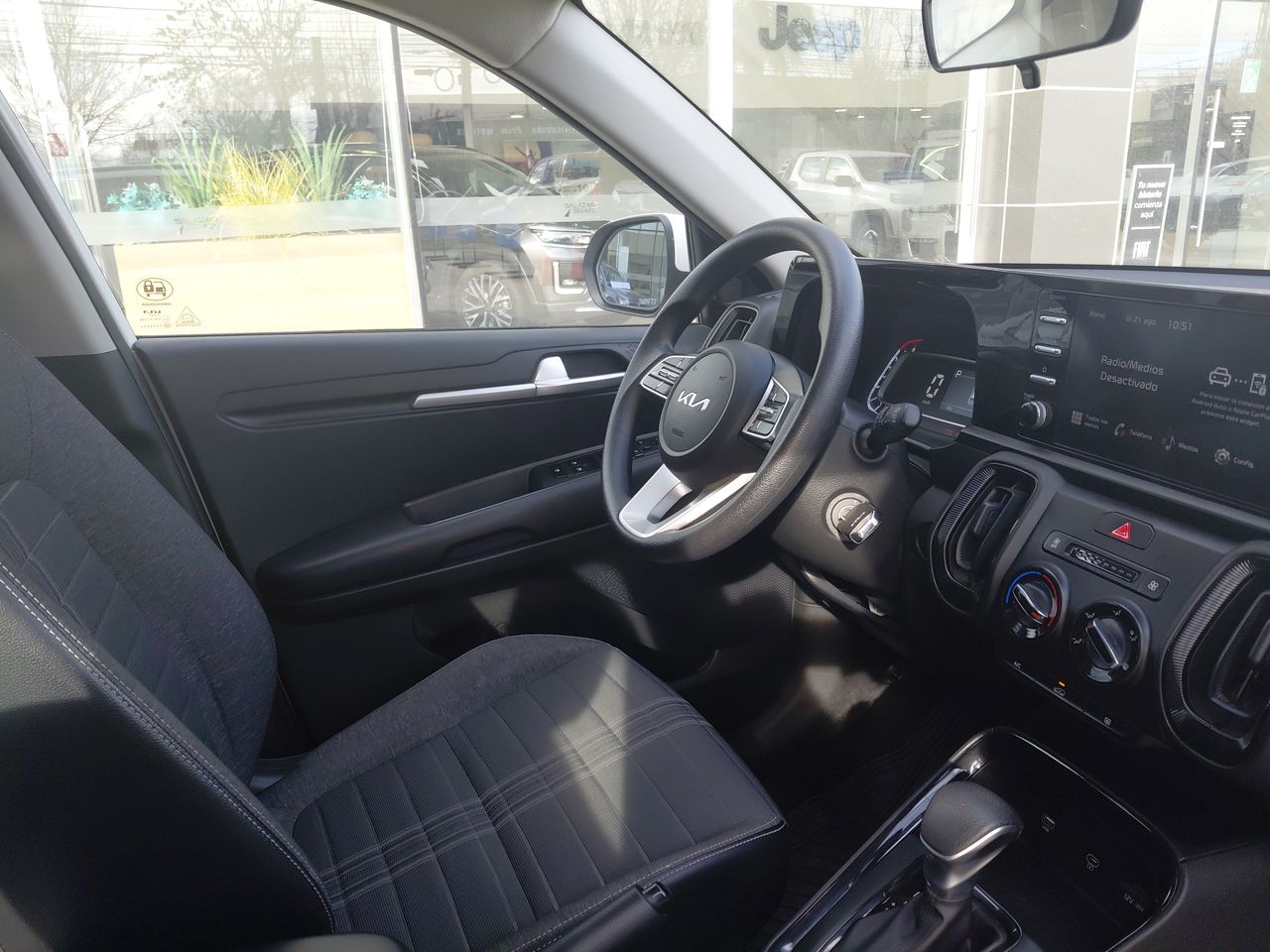 KIA Sonet — foto 17 de 36