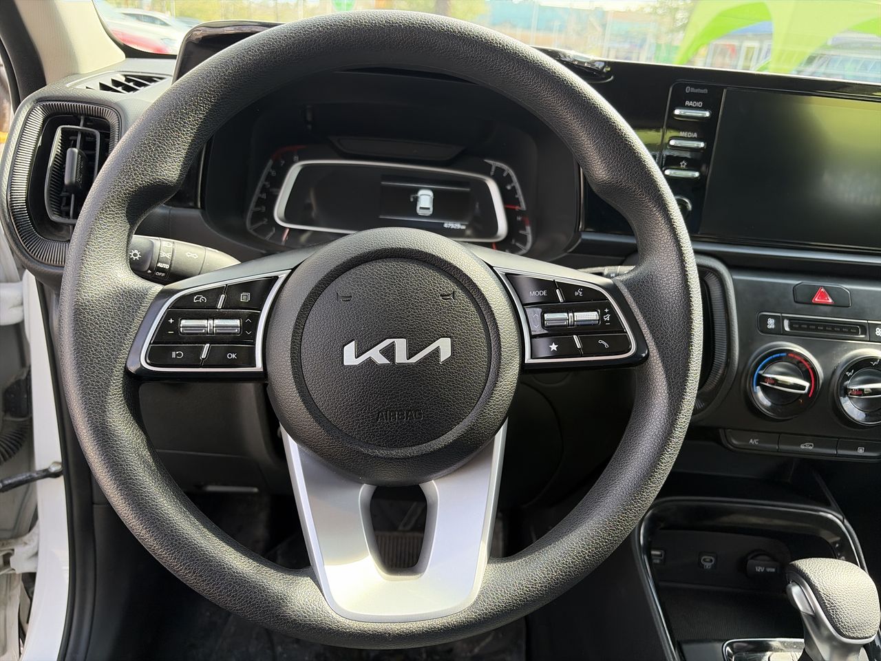 KIA Sonet — foto 15 de 20