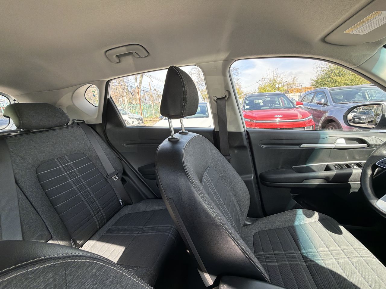 KIA Sonet — foto 8 de 20