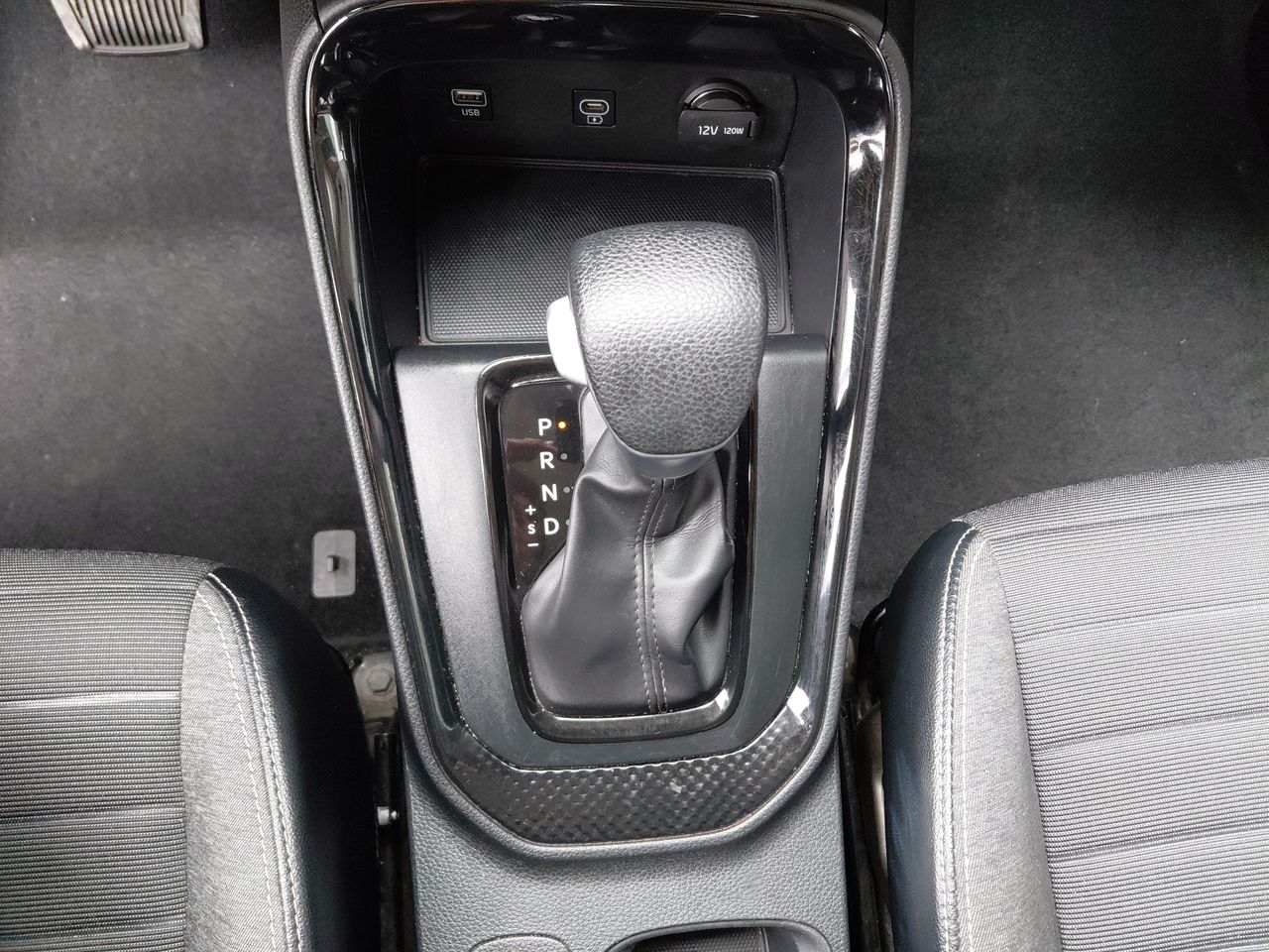 KIA Sonet — foto 23 de 26