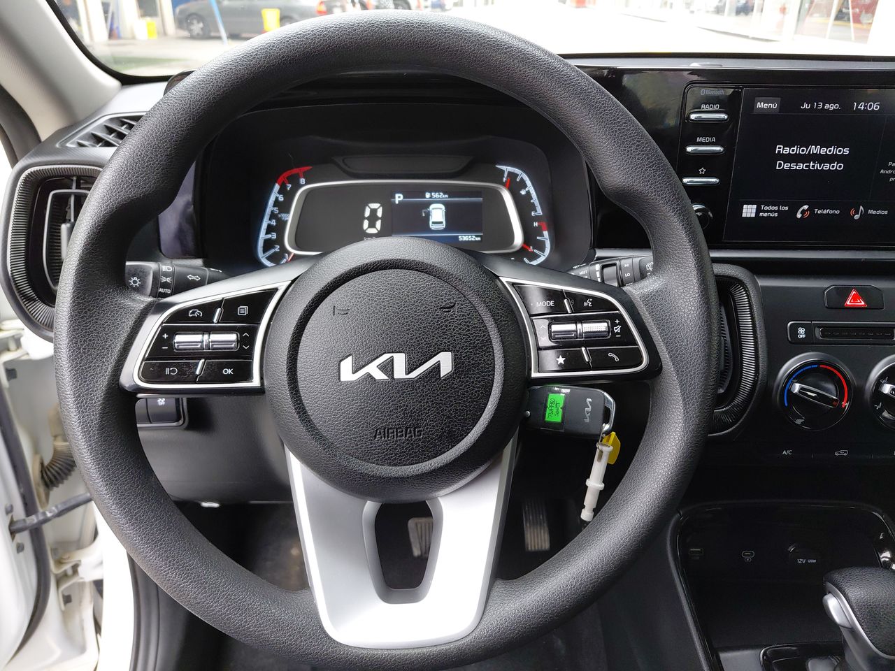 KIA Sonet — foto 17 de 26