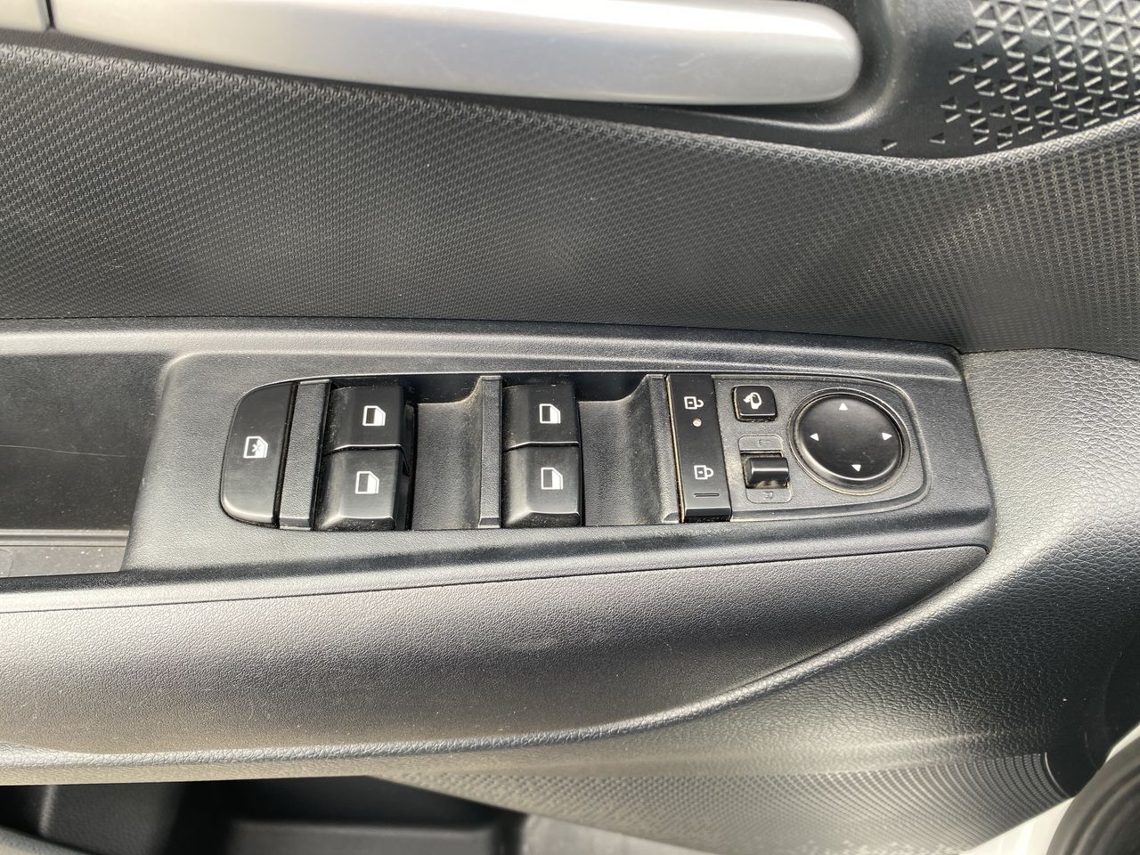 KIA Sonet — foto 14 de 26