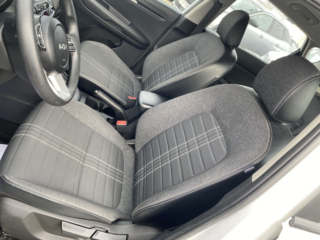 KIA Sonet — foto 16 de 26