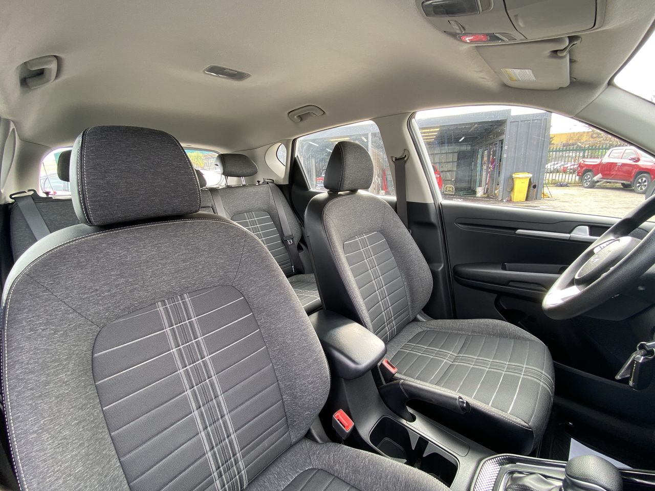 KIA Sonet — foto 8 de 26