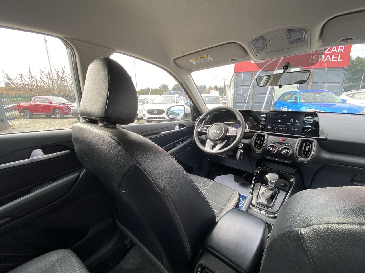 KIA Sonet — foto 9 de 26