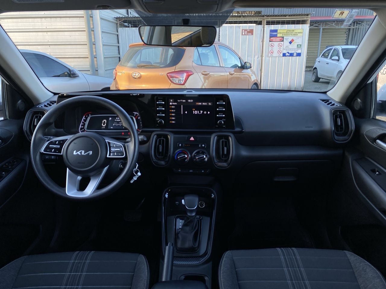 KIA Sonet — foto 34 de 36