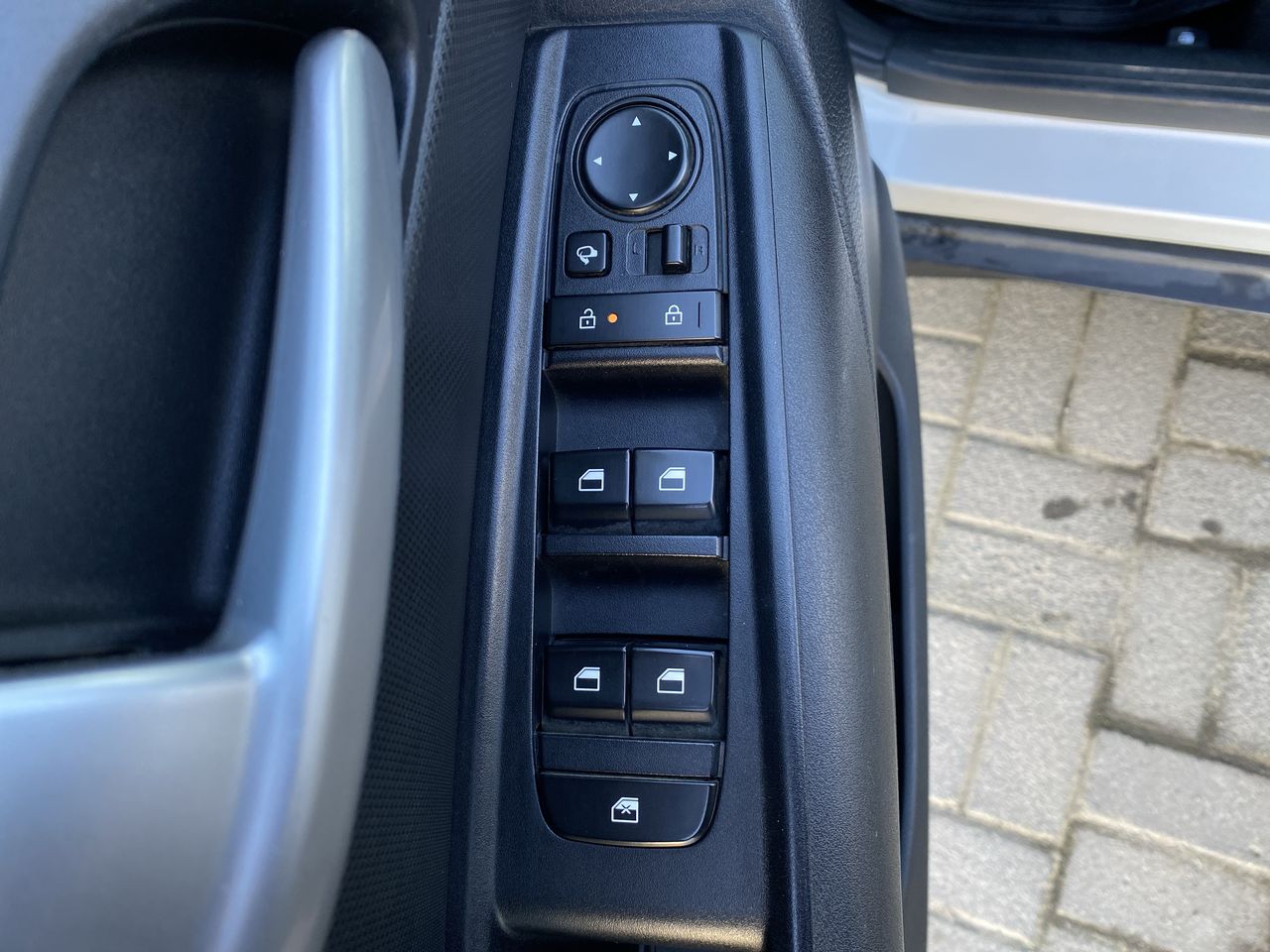 KIA Sonet — foto 24 de 36