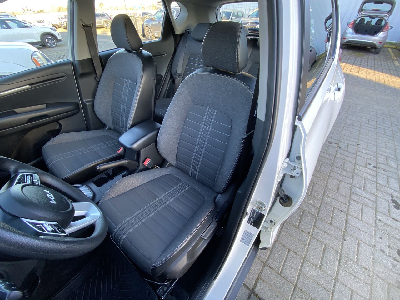 KIA Sonet — foto 26 de 36