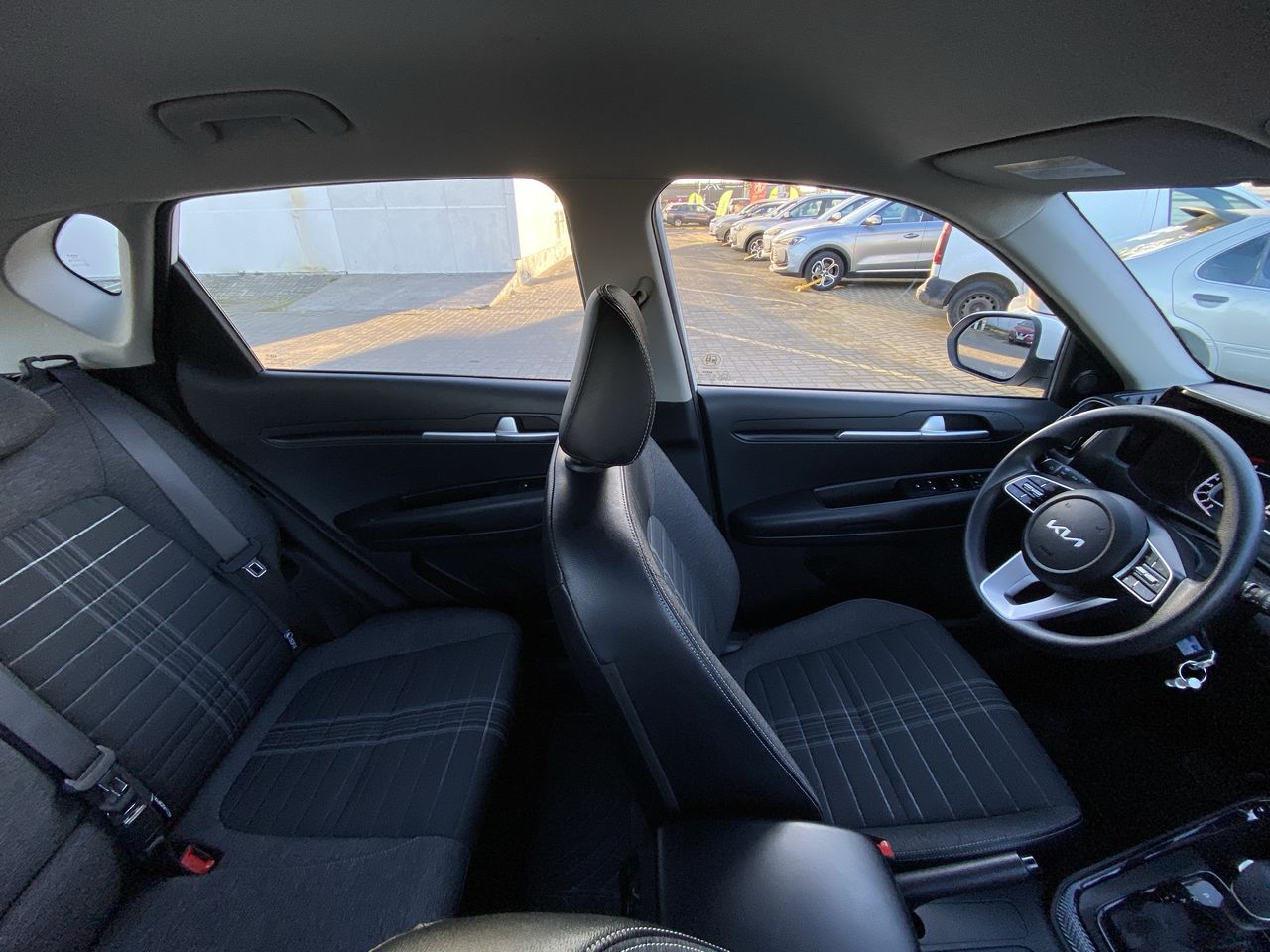 KIA Sonet — foto 16 de 36