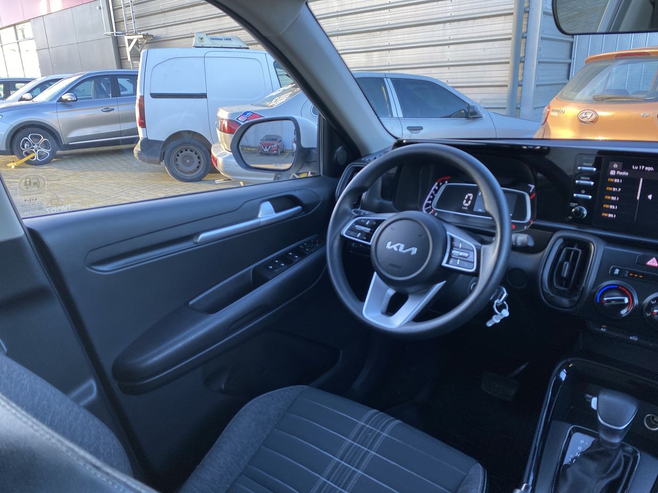 KIA Sonet — foto 17 de 36