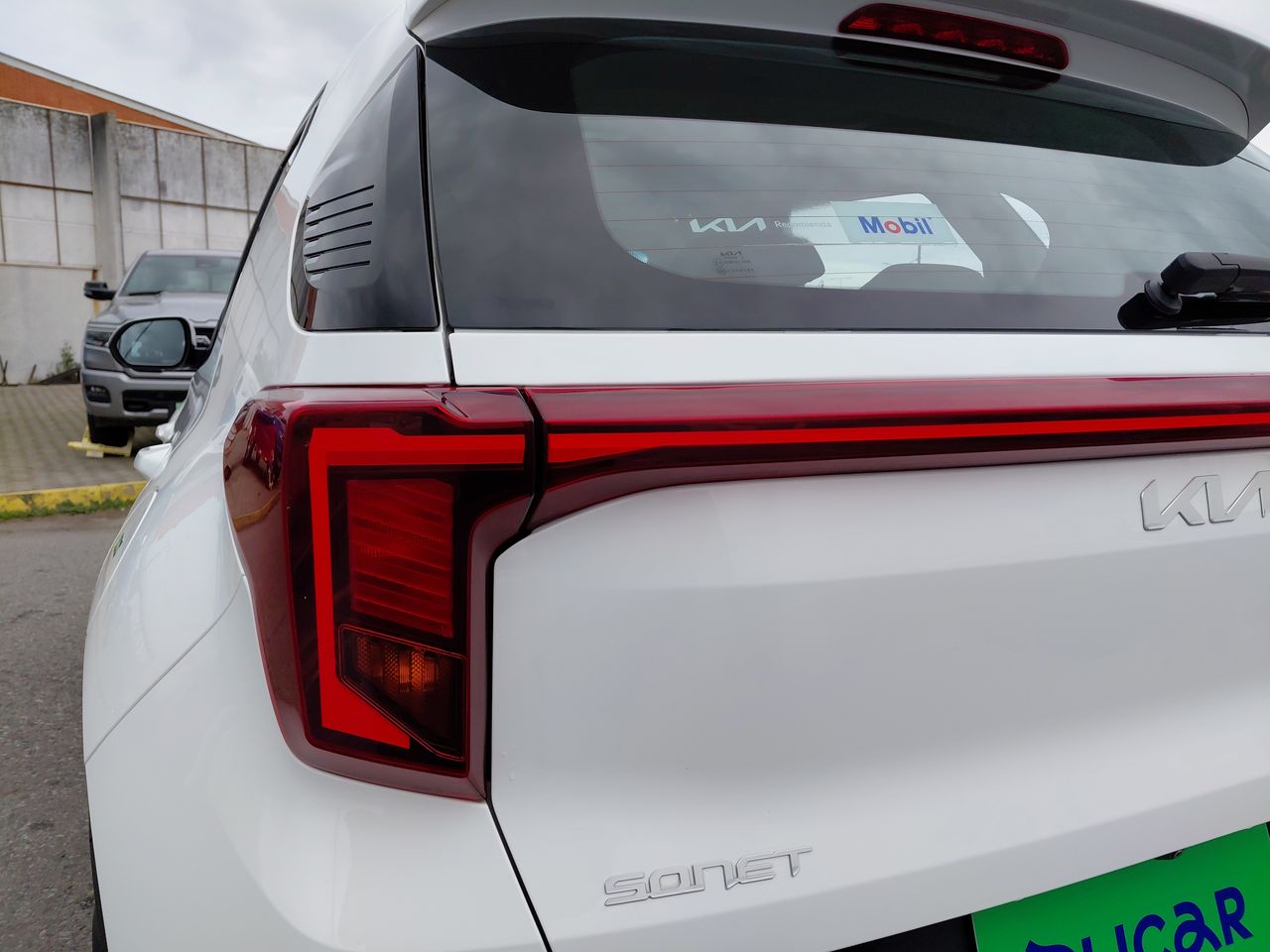 KIA Sonet — foto 11 de 23