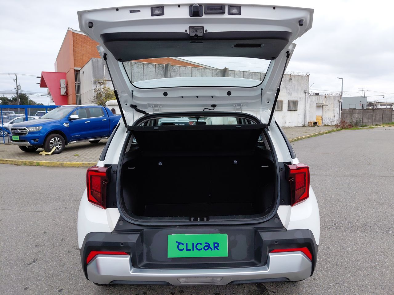 KIA Sonet — foto 12 de 23