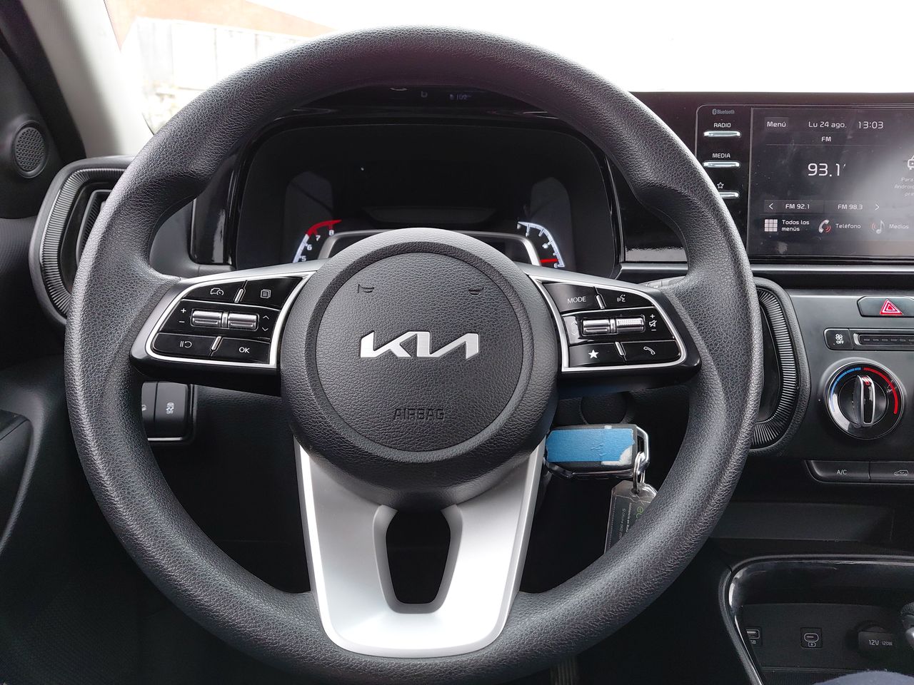 KIA Sonet — foto 15 de 23
