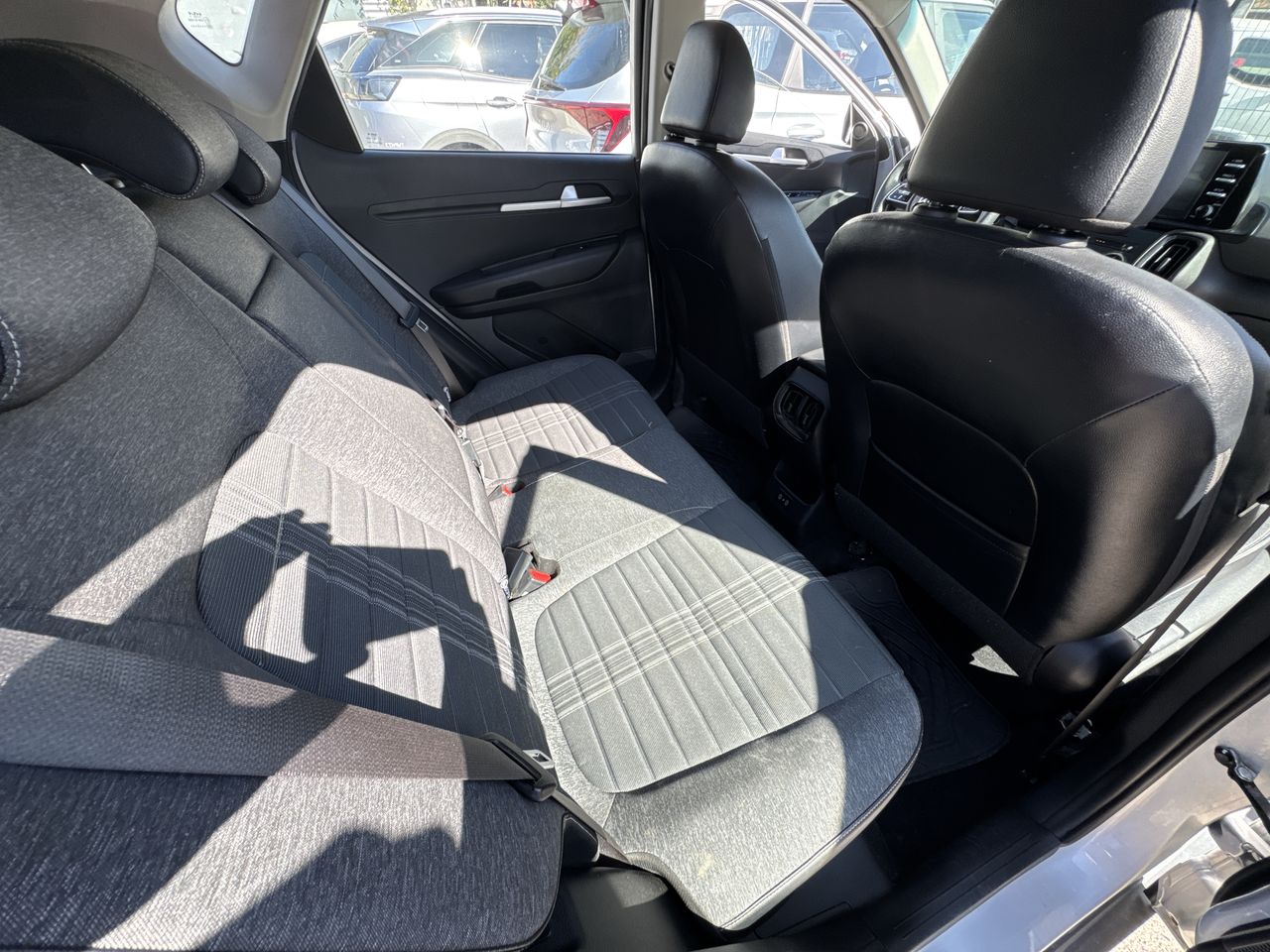 KIA Sonet — foto 19 de 20