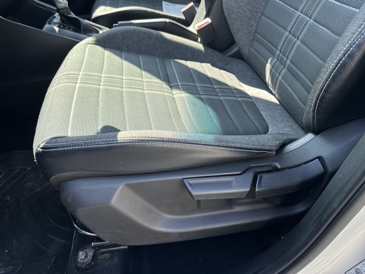 KIA Sonet — foto 8 de 20