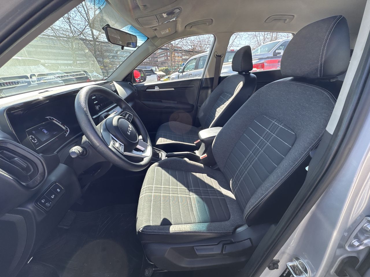 KIA Sonet — foto 9 de 20