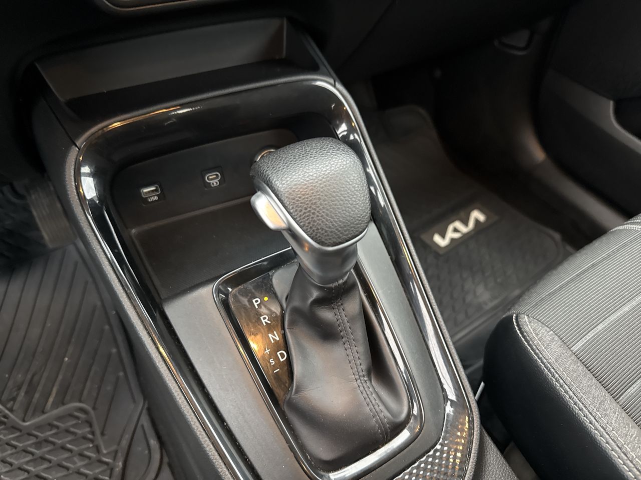 KIA Sonet — foto 31 de 34