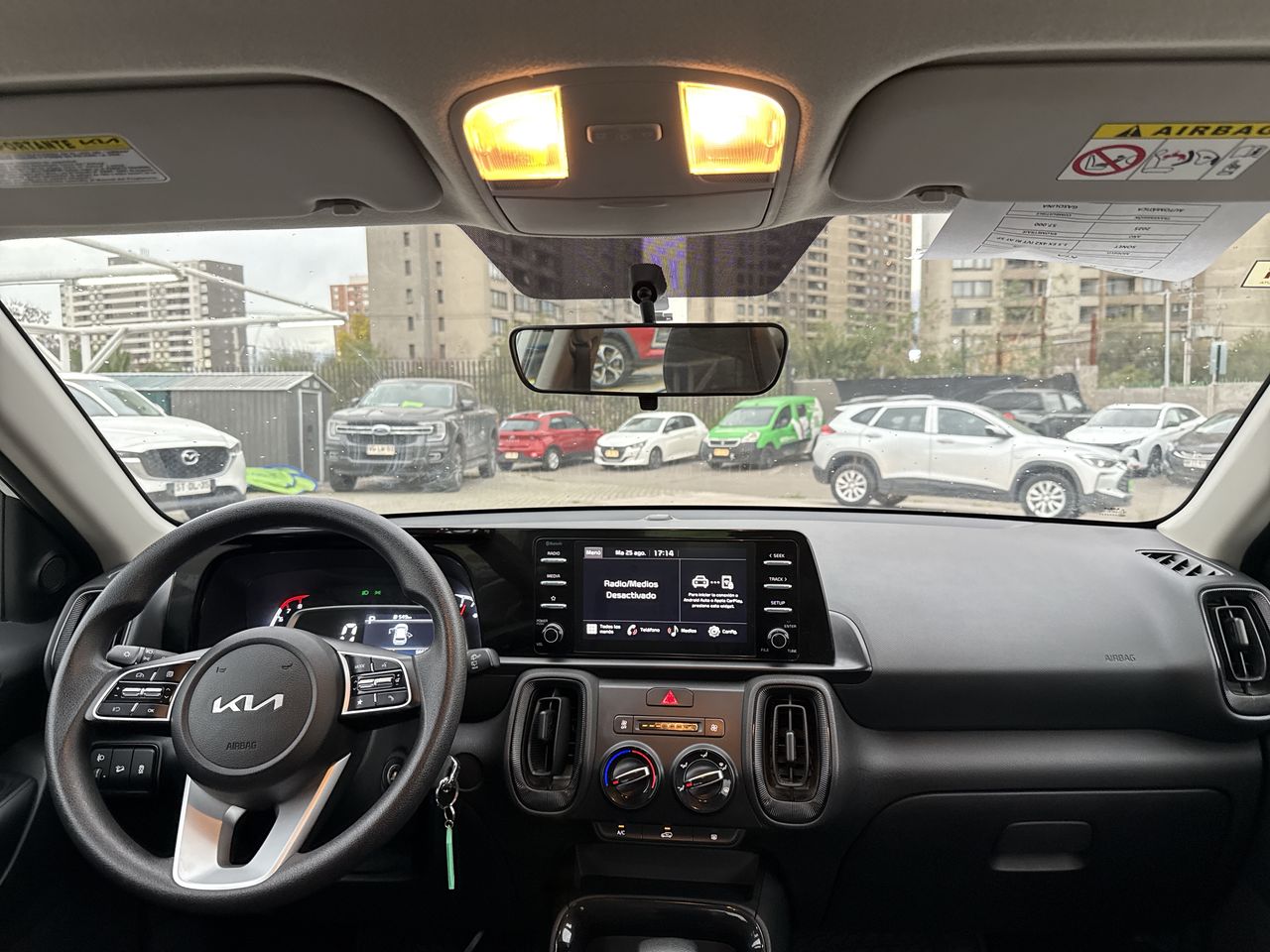 KIA Sonet — foto 10 de 34
