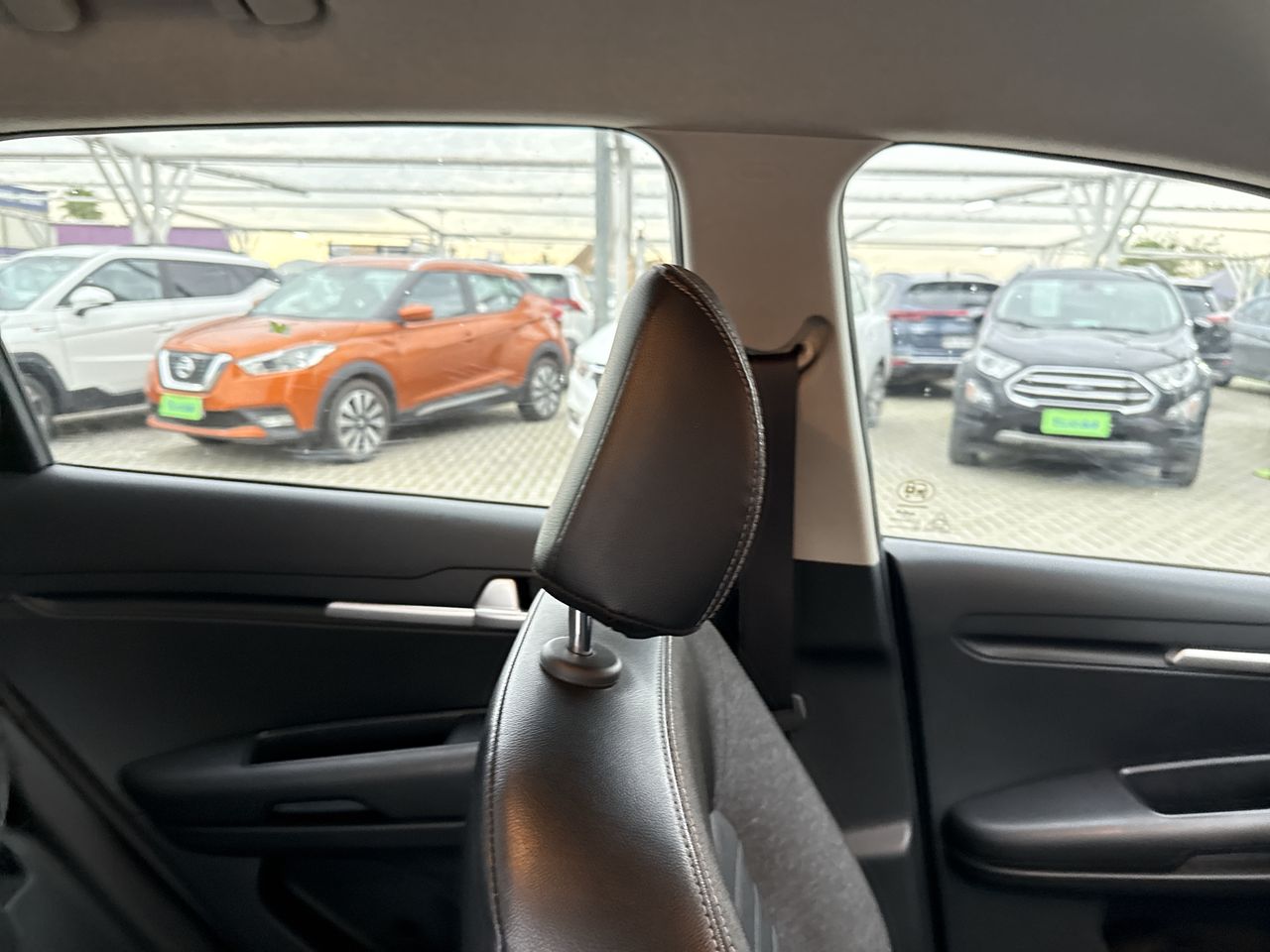 KIA Sonet — foto 16 de 34