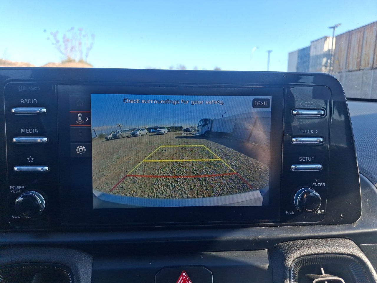 KIA Sonet — foto 20 de 23
