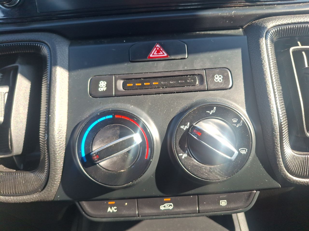 KIA Sonet — foto 21 de 23