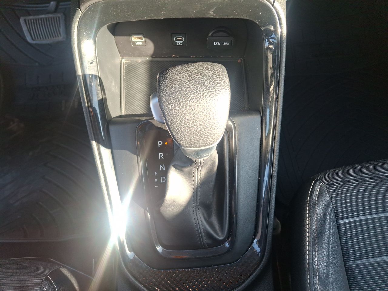 KIA Sonet — foto 22 de 23