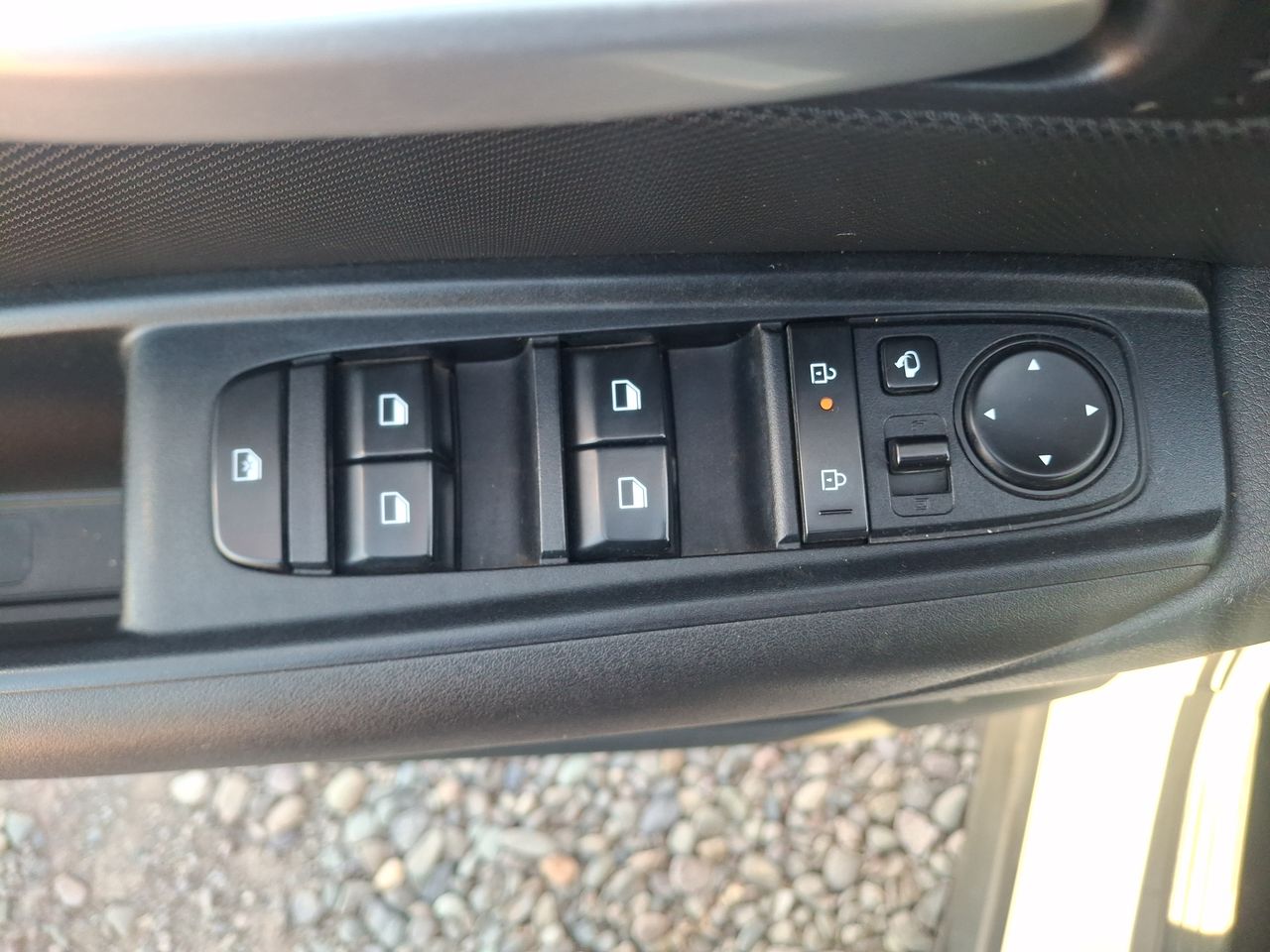KIA Sonet — foto 15 de 23