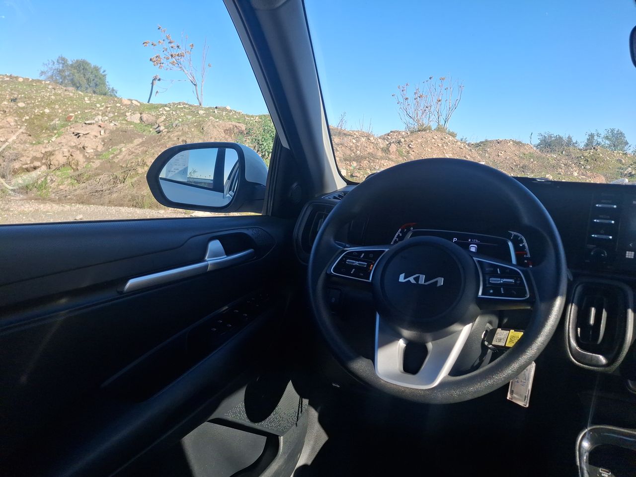 KIA Sonet — foto 9 de 23
