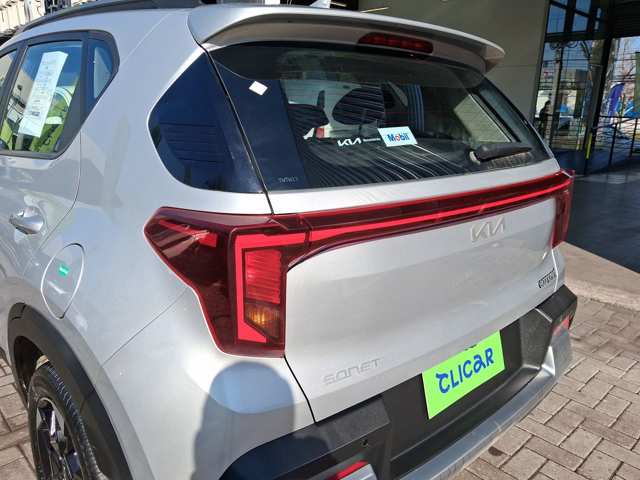 KIA Sonet — foto 12 de 22